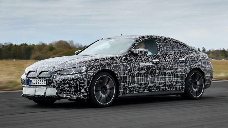 Read more about the article BMW i4. Já guiámos o anti-Tesla Model 3 de Munique ...