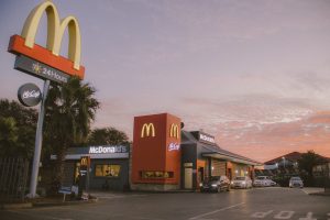 Read more about the article McDonald’s Revoluciona a Infraestrutura de Carregamento para Carros Elétr ...